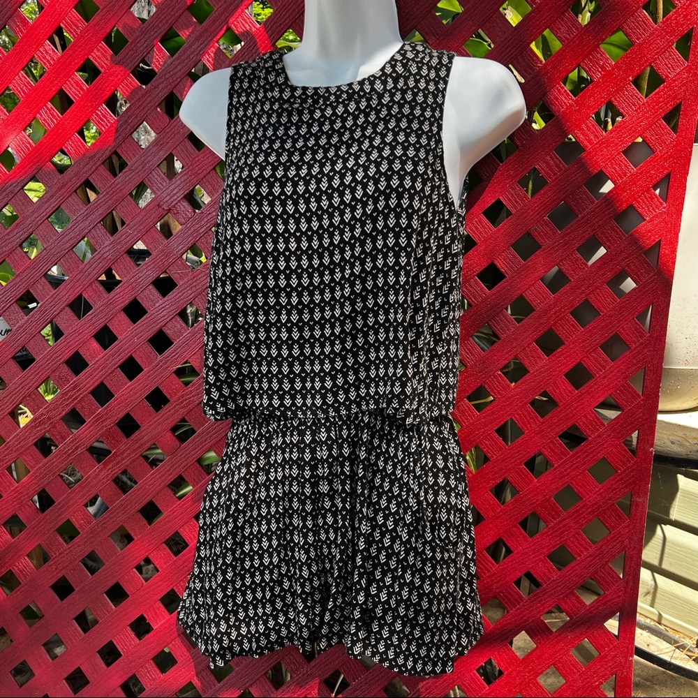 NWOT Lulus Creative Approach Arrow Print Romper - Picture 1 of 6
